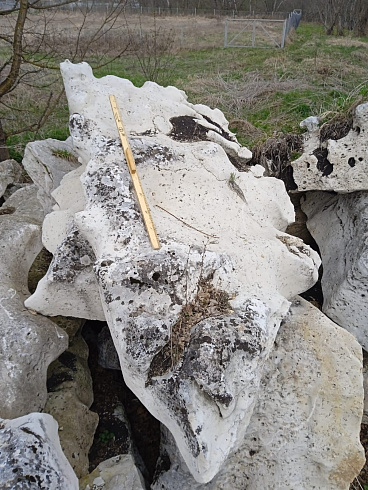 Kamenclub.ru: Выветренный известняк (степной) фр. 500-1500 мм.  купить в Истре    10000 руб/т   фото КАМЕНЬ КЛУБ