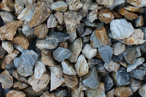 Kamenclub.ru: Мраморная крошка (щебень крошка медовый) фр. 20-40 мм.  купить в Истре мрамор бежевый рыжий желтый ландшафтная мраморная крошка 12000 руб/т   фото КАМЕНЬ КЛУБ