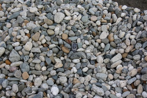 Kamenclub.ru: Галька речная окат (ассорти) фр. 50-100 мм. купить  в Истре галька природная округлая серая белая черная серая коричневая синяя галька речная окатанная округлая 6200 руб/т   фото КАМЕНЬ КЛУБ