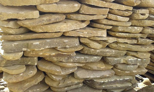 Kamenclub.ru: Песчаник колотый для облицовки (фр. 2-3 см)  купить в Истре песчаник бежевый серый рыжий песчаник строительный 5000 руб/т   фото КАМЕНЬ КЛУБ