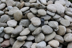 Kamenclub.ru: Галька речная плоская (бело-серая) фр. 100-200-300 мм. купить в Истре галька речная плоская серый, белый, бело-серый, серо-белый речная галька плоская  9000 руб/т   фото КАМЕНЬ КЛУБ