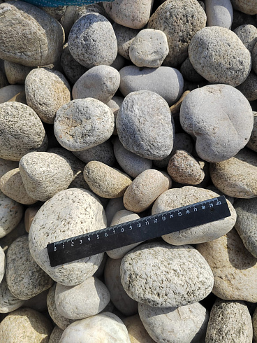 Kamenclub.ru: Галька речная окат (серо-белая) фр. 70-120 мм купить  в Истре галька галечник бело-серая, серо-белая, серая, белая речная природная галька  8000 руб/т   фото КАМЕНЬ КЛУБ