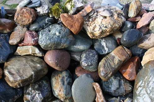 Kamenclub.ru: Ландшафтные валунчики фр.100-500 мм.  купить в Истре крупный природный камень серый, темно-серый, светло-серый речной валун крупный 4800 руб/т   фото КАМЕНЬ КЛУБ