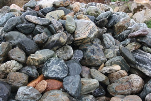 Kamenclub.ru: Ландшафтные валунчики фр.100-500 мм.  купить в Истре крупный природный камень серый, темно-серый, светло-серый речной валун крупный 4800 руб/т   фото КАМЕНЬ КЛУБ