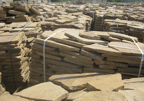 Kamenclub.ru: Песчаник пластушка желтый с рисунком (3 см)  купить в Истре песчаник желтый с рисунком, рыжий, желтый песчаник пластушка ландшафтная рваная 8 500 руб/м3   фото КАМЕНЬ КЛУБ