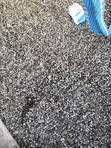 Kamenclub.ru: Галька речная окат (серая) фр.3-5 мм купить  в Истре галька речная серая бежевый темно-серый окатанный речной камень округлый 9500 руб/т   фото КАМЕНЬ КЛУБ
