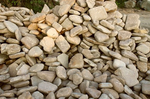 Kamenclub.ru: Песчаник для мощения дорожек, площадок, парковок ( фр 5-10 см)  купить в Истре песчаник  серый желтый коричневый рыжий песчаник оголтованный окатанный 6500 руб/т   фото КАМЕНЬ КЛУБ