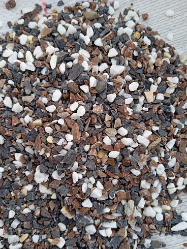 Kamenclub.ru: Мраморная крошка (щебень галтованный микс:белый-черный-розовый-медовый) фр.5-10 мм.  купить в Истре мрамор белый, медовый, черный, розовый мраморный галтованный щебень декоративный ландшафтный 15500 руб/т   фото КАМЕНЬ КЛУБ