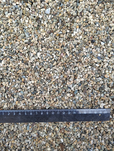 Kamenclub.ru: Галька речная окат (серая) фр.3-5 мм купить  в Истре галька речная серая бежевый темно-серый окатанный речной камень округлый 9500 руб/т   фото КАМЕНЬ КЛУБ