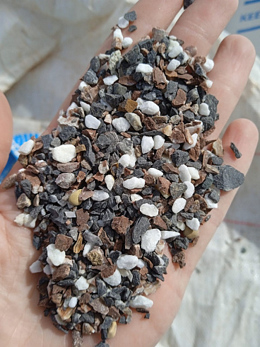 Kamenclub.ru: Мраморная крошка (щебень крошка микс: белый-зеленый-розовый) фр. 5-10 мм  купить в Истре мрамор белый, зеленый, розовый, разноцветный, молочный декоративная ландшафтная мраморная крошка 9500 руб/т   фото КАМЕНЬ КЛУБ