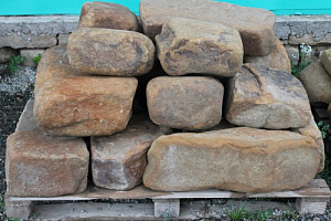 Kamenclub.ru: Песчаник для строительства и кладки (фр. 200-400 мм)  купить в Истре песчаник бежевый серый рыжий желтый блоки для строительства из песчаника 6500 руб/т   фото КАМЕНЬ КЛУБ