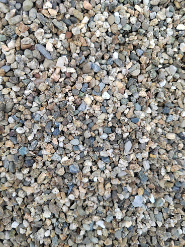 Kamenclub.ru: Галька речная окат (серая) фр.3-5 мм купить  в Истре галька речная серая бежевый темно-серый окатанный речной камень округлый 9500 руб/т   фото КАМЕНЬ КЛУБ