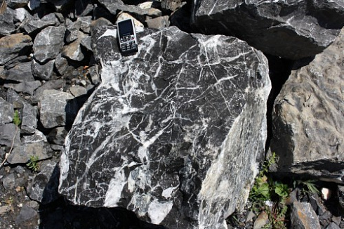 Kamenclub.ru: Черный мрамор скальник фр. 1000-1500 мм.  купить в Истре мрамор черный белый серый крупный колотый валун ландшафтный 9000 руб/т   фото КАМЕНЬ КЛУБ