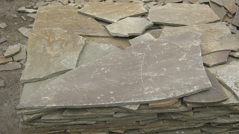 Kamenclub.ru: Песчаник пластушка серо-зеленый (4,0 см- 5,0 см)  купить в Истре песчаник серо-зеленый, серый, зеленый песчаник рваный ландшафтный колотый 9000 руб/м3   фото КАМЕНЬ КЛУБ