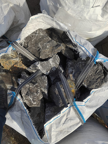 Kamenclub.ru: Черный мрамор скальник фр. 100-500 мм.  купить в Истре мрамор черный белый серый крупный колотый валун ландшафтный 8500 руб/т   фото КАМЕНЬ КЛУБ