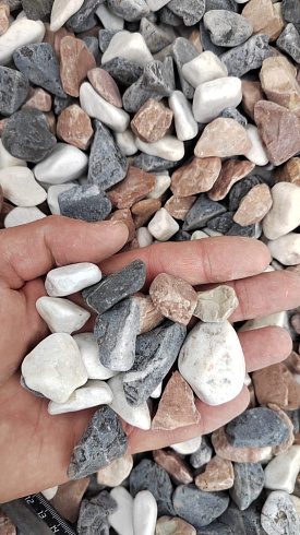 Kamenclub.ru: Мраморная крошка (щебень галтованный микс:белый-зеленый-розовый) фр.20-40 мм.  купить в Истре мрамор белый, зеленый, розовый мрамор декоративный (галтовка) 15500 руб/т   фото КАМЕНЬ КЛУБ