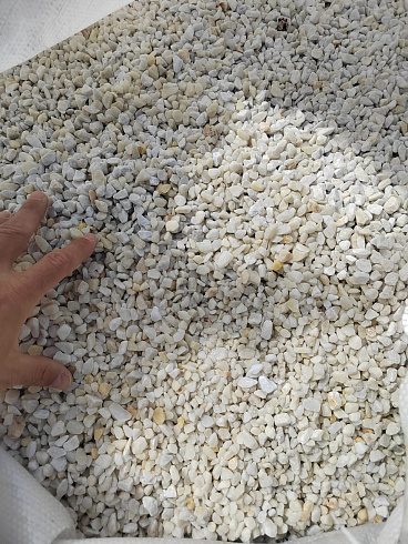 Kamenclub.ru: Мраморная крошка, щебень, цвет-белый, фр. 5-10 мм.  купить в Истре мрамор белый, айвори, молочный мраморная каменная крошка ландшафтная 12000 руб/т   фото КАМЕНЬ КЛУБ