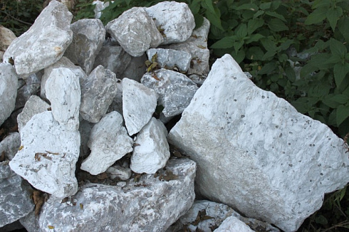 Kamenclub.ru: Мраморизированный известняк фр. 100-500 мм.  купить в Истре известняк серый белый темно-серый сероватый валун природного образования окатанный 10500 руб/т   фото КАМЕНЬ КЛУБ