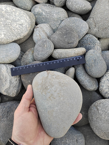 Kamenclub.ru: Галька речная плоская (серо-белая) фр. 70-120 мм. купить  в Истре галька галечник речной серый, белый окатанная плоская  природная галька 9000 руб/т   фото КАМЕНЬ КЛУБ