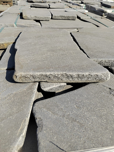 Kamenclub.ru: Песчаник пластушка светло-серый (4,0 - 6,0 см)  купить в Истре плитняк - пластушка светло-серый песчаник 12600 руб/м3   фото КАМЕНЬ КЛУБ