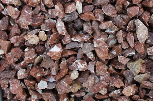 Kamenclub.ru: Мраморная крошка (щебень крошка розовый) фр. 3-5 мм.  купить в Истре мрамор розовый, красный декоративная ландшафтная мраморная крошка 11500 руб/т   фото КАМЕНЬ КЛУБ