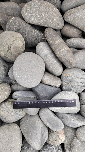 Kamenclub.ru: Галька речная окат (темно-серая) фр. 70-150 мм. купить  в Истре галька речная темно-серая, синяя, серая речная галька округлая  8000 руб/т   фото КАМЕНЬ КЛУБ