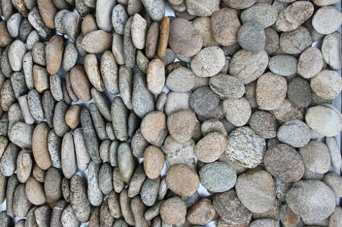 Kamenclub.ru: Галька речная плоская (серо-белая) фр. 70-120 мм. купить  в Истре галька галечник речной серый, белый окатанная плоская  природная галька 9000 руб/т   фото КАМЕНЬ КЛУБ