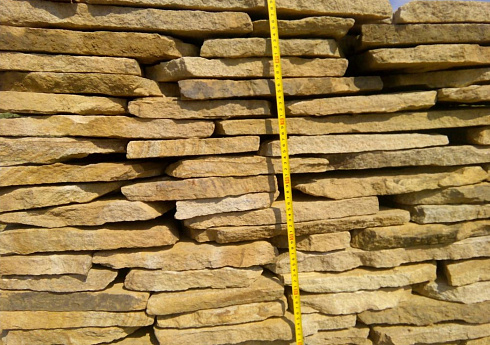 Kamenclub.ru: Песчаник пластушка желтый с разводом под дерево (2 см)  купить в Истре плитняк желтый с разводами, желтый, рыжий, серый песчаник пластушка рваная ландшафтная 11 000 руб/м3   фото КАМЕНЬ КЛУБ