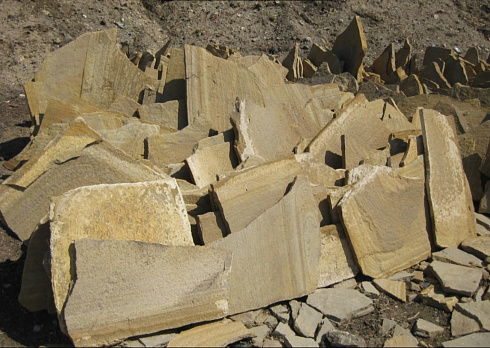 Kamenclub.ru: Форматный камень (плаха) пошаговая дорожка от 70-150 см (4 -12 см)  купить в Истре плитняк  форматный плаха желтый песчаник 9 000 руб/т   фото КАМЕНЬ КЛУБ