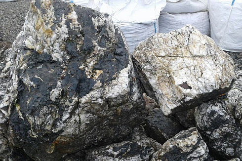 Kamenclub.ru: Черный гранит - кварцит фр. 100-500 мм.  купить в Истре мрамор гранит черный с белыми прожилками, серый, белый валун скальный колотый 7000 руб/т   фото КАМЕНЬ КЛУБ