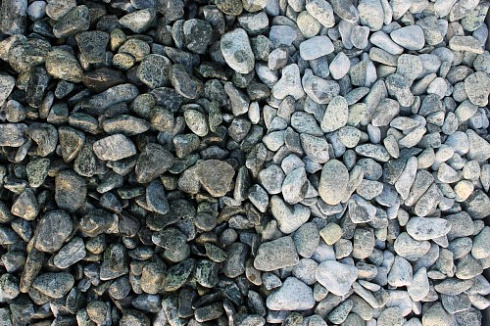 Kamenclub.ru: Щебень галтованный зеленый (змеевик) фр. 20-40 мм.  купить в Истре мрамор зеленый, салатовый оголтованный щебень мраморный 12500 руб/т   фото КАМЕНЬ КЛУБ