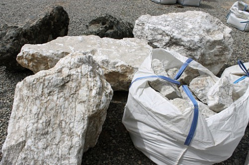 Kamenclub.ru: Мраморизированный известняк фр. 100-500 мм.  купить в Истре известняк серый белый темно-серый сероватый валун природного образования окатанный 10500 руб/т   фото КАМЕНЬ КЛУБ