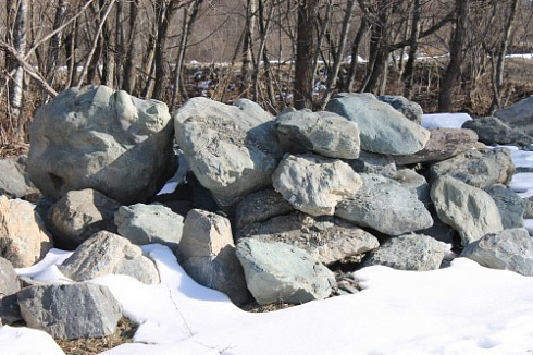 Kamenclub.ru: Гранит скальник (серо-зеленый) фр. 500-1500 мм.  купить в Истре гранит мрамор  серый зеленый темно-серый глыба скальная колотая ландшафтная 7 500 руб/т   фото КАМЕНЬ КЛУБ