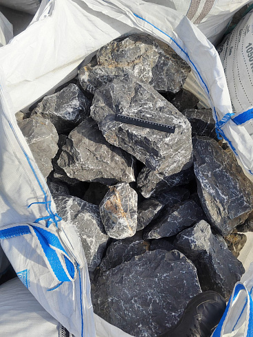 Kamenclub.ru: Черный мрамор скальник фр. 100-500 мм.  купить в Истре мрамор черный белый серый крупный колотый валун ландшафтный 8500 руб/т   фото КАМЕНЬ КЛУБ