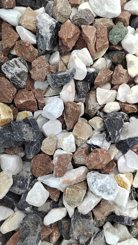 Kamenclub.ru: Мраморная крошка (щебень крошка микс : белый-черный-розовый) фр. 20-40 мм.  купить в Истре мрамор белый, черный, розовый декоративная ландшафтная крошка 12000 руб/т   фото КАМЕНЬ КЛУБ