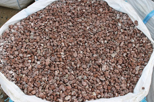 Kamenclub.ru: Мраморная крошка (щебень галтованный розовый) фр.10-20 мм.  купить в Истре мрамор розовый, красный ландшафтный декоративный окатанный округлый щебень 15000 руб/т   фото КАМЕНЬ КЛУБ