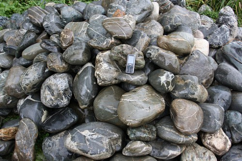 Kamenclub.ru: Валунчик Паутинник фр.100-300 мм  купить в Истре крупный природный камень галечник темно-серый с прожилками белый черный речной валунчик 5000 руб/т   фото КАМЕНЬ КЛУБ