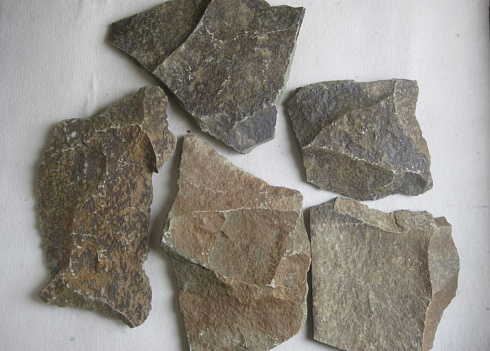 Kamenclub.ru: Песчаник пластушка "фонтанка" серо-зеленая (3,0-5,0 см)  купить в Истре песчаник серо-зеленая колотые плитки облицовочные пластушки 11400 руб/м3   фото КАМЕНЬ КЛУБ