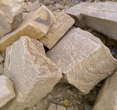 Kamenclub.ru: Песчаник пластушка желтый с рисунком (7-15 см)  купить в Истре плитняк - пластушка - бут желтый песчаник 10200 руб/м3   фото КАМЕНЬ КЛУБ