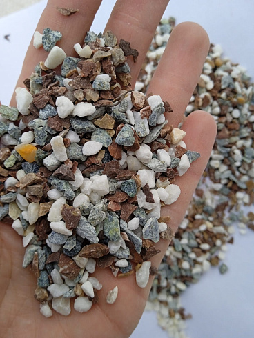 Kamenclub.ru: Мраморная крошка (щебень галтованный микс:белый-черный-розовый-медовый) фр.5-10 мм.  купить в Истре мрамор белый, медовый, черный, розовый мраморный галтованный щебень декоративный ландшафтный 15500 руб/т   фото КАМЕНЬ КЛУБ