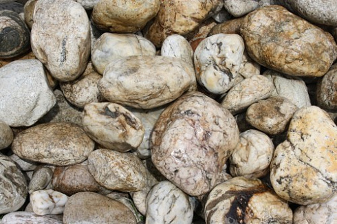 Kamenclub.ru: Кварцевый валунчик фр.100-300 мм.  купить в Истре кварц белый, бежевый молочный рыжий крупный природный камень галечник 7850 руб/т   фото КАМЕНЬ КЛУБ