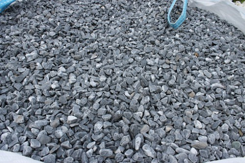 Kamenclub.ru: Щебень галтованный черный (мрамор) фр.10-20 мм.  купить в Истре мрамор черный с белыми прожилками, черный, белый окатанный округлый ландшафтный декоративный щебень 15000 руб/т   фото КАМЕНЬ КЛУБ