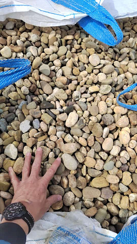 Kamenclub.ru: Галька речная окат рыжая фр. 20-40 мм. купить  в Истре галька речная окатанная рыжая желтая серая округлая речная галька 5000 руб/т   фото КАМЕНЬ КЛУБ