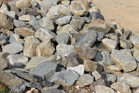 Kamenclub.ru: Гранит скальник (серо-зеленый) фр. 100-500 мм.  купить в Истре гранит зеленый, серый, салатовый крупный ландшафтный валун 6 000 руб/т   фото КАМЕНЬ КЛУБ