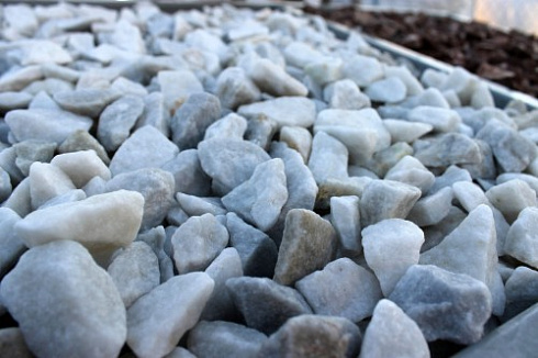 Kamenclub.ru: Мраморная крошка, щебень, цвет-белый,  фр. 20-40 мм.  купить в Истре мрамор белый молочный слоновая кость айвори  мраморная крошка ландшафтная 12000 руб/т   фото КАМЕНЬ КЛУБ