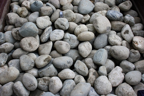 Kamenclub.ru: Темно-серый валунчик фр.100-300 мм.  купить в Истре крупный природный камень серый, темно-серый, светло-серый речная галька большого размера окатанная 4500 руб/т   фото КАМЕНЬ КЛУБ