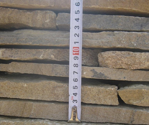 Kamenclub.ru: Песчаник пластушка желтый с разводом под дерево (2 см)  купить в Истре плитняк желтый с разводами, желтый, рыжий, серый песчаник пластушка рваная ландшафтная 11 000 руб/м3   фото КАМЕНЬ КЛУБ