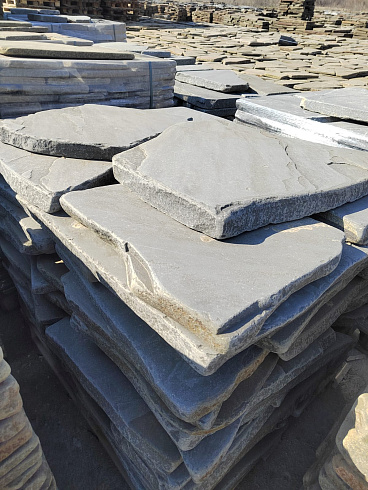 Kamenclub.ru: Песчаник пластушка галтованная светло-серая (3,0 см)  купить в Истре песчаник светло-серый, серый ландшафтный камень рваный колотый 21000 руб/м3   фото КАМЕНЬ КЛУБ