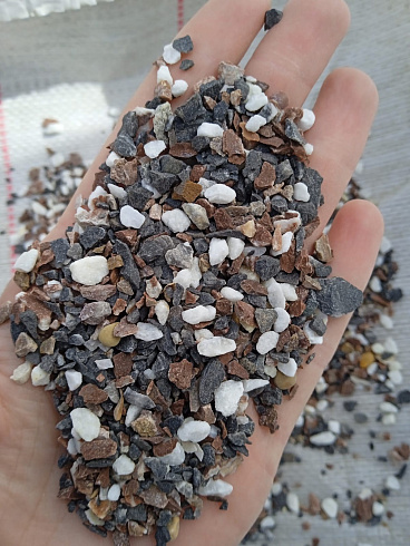 Kamenclub.ru: Мраморная крошка (щебень галтованный микс:белый-черный-розовый-медовый) фр.5-10 мм.  купить в Истре мрамор белый, медовый, черный, розовый мраморный галтованный щебень декоративный ландшафтный 15500 руб/т   фото КАМЕНЬ КЛУБ