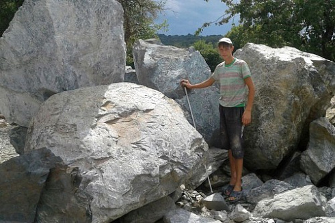 Kamenclub.ru: Змеевик скальник фр. 500-1500 мм.  купить в Истре змеевик зеленый серый черный глыба скальная колотая 7500 руб/т   фото КАМЕНЬ КЛУБ